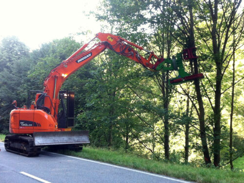 Baumschere vom Dorfmeister. HBS 350 für Bagger für vielseitigen Einsatz